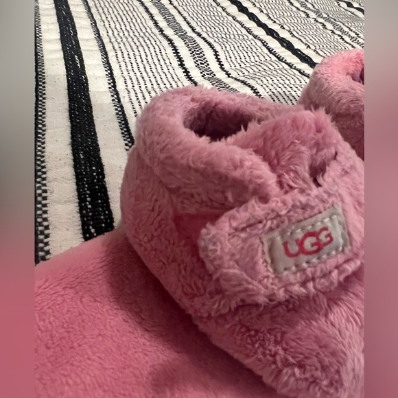 Pink Ugg baby booties and blankie Snuggie duo size 0/1 - Picture 6 of 7